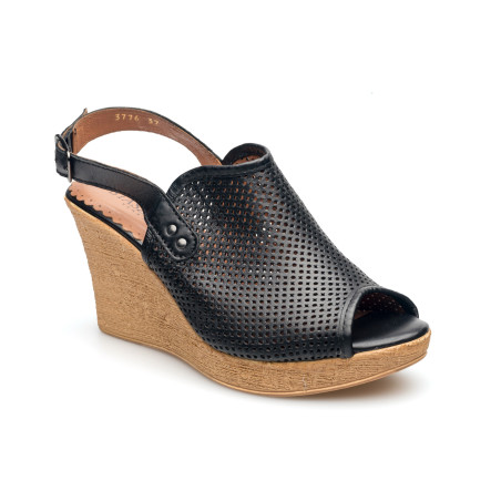 Sandały damskie na koturnie czarne skórzane ażurowe