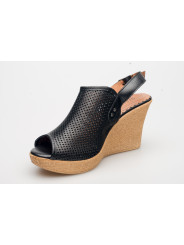 Sandały damskie na koturnie czarne skórzane ażurowe