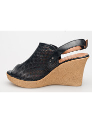 Sandały damskie na koturnie czarne skórzane ażurowe