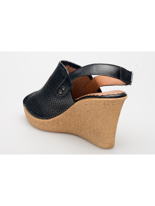 Sandały damskie na koturnie czarne skórzane ażurowe