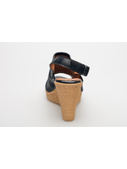 Sandały damskie na koturnie czarne skórzane ażurowe