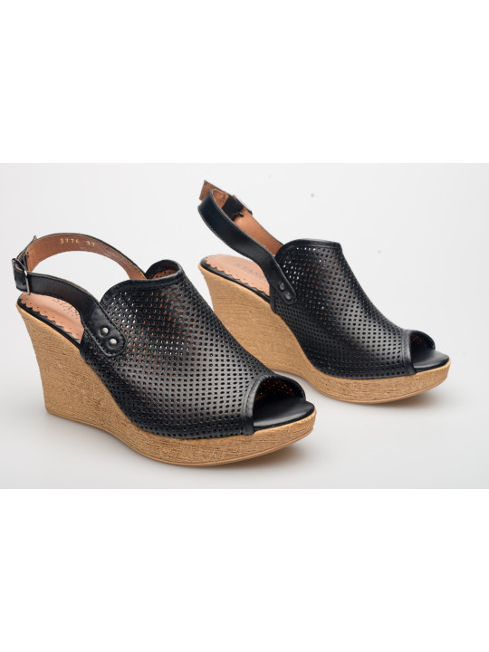 Sandały damskie na koturnie czarne skórzane ażurowe