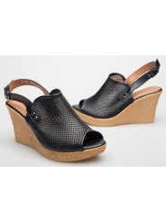 Sandały damskie na koturnie czarne skórzane ażurowe