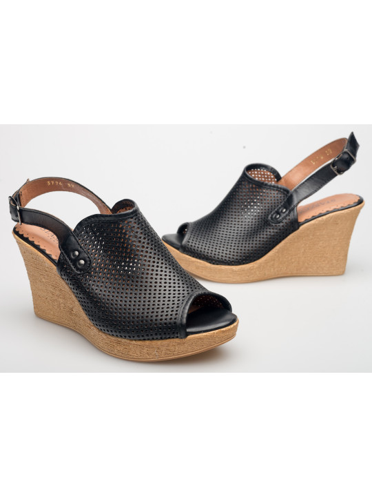 Sandały damskie na koturnie czarne skórzane ażurowe
