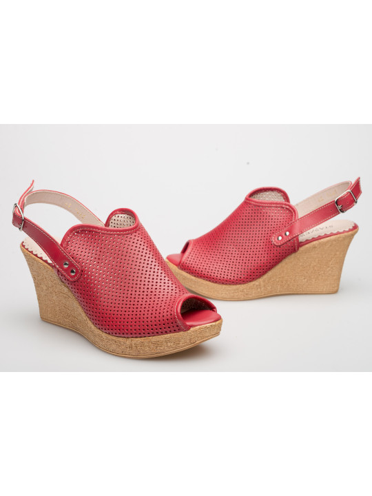Sandały damskie na koturnie czerwone skórzane ażurowe