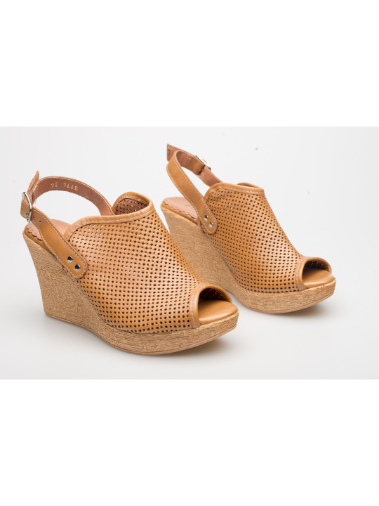 Sandały damskie na koturnie brązowe skórzane ażurowe