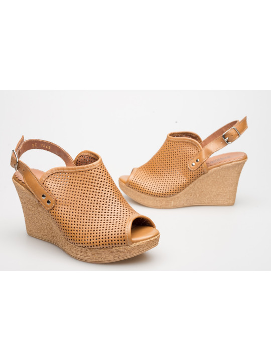 Sandały damskie na koturnie brązowe skórzane ażurowe