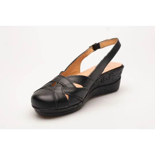 Sandały na koturnie zakryte palce skórzane czarne PRODUKT POLSKI