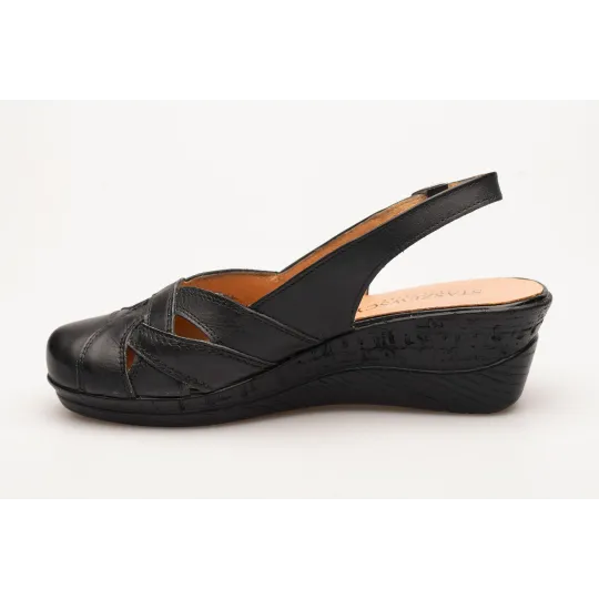 Sandały na koturnie zakryte palce skórzane czarne PRODUKT POLSKI