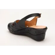 Sandały na koturnie zakryte palce skórzane czarne PRODUKT POLSKI