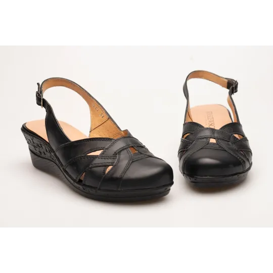 Sandały na koturnie zakryte palce skórzane czarne PRODUKT POLSKI