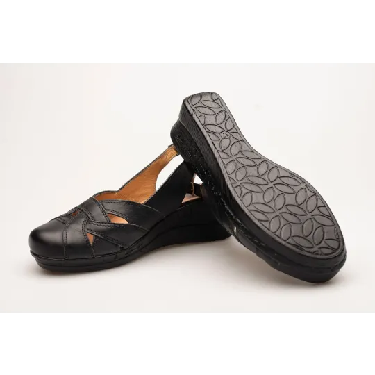 Sandały na koturnie zakryte palce skórzane czarne PRODUKT POLSKI