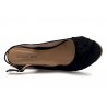 Welurowe czarne sandały na niskiej koturnie