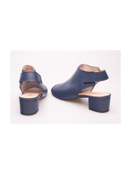 Sandały damskie skórzane na niskim słupku zabudowane granatowe